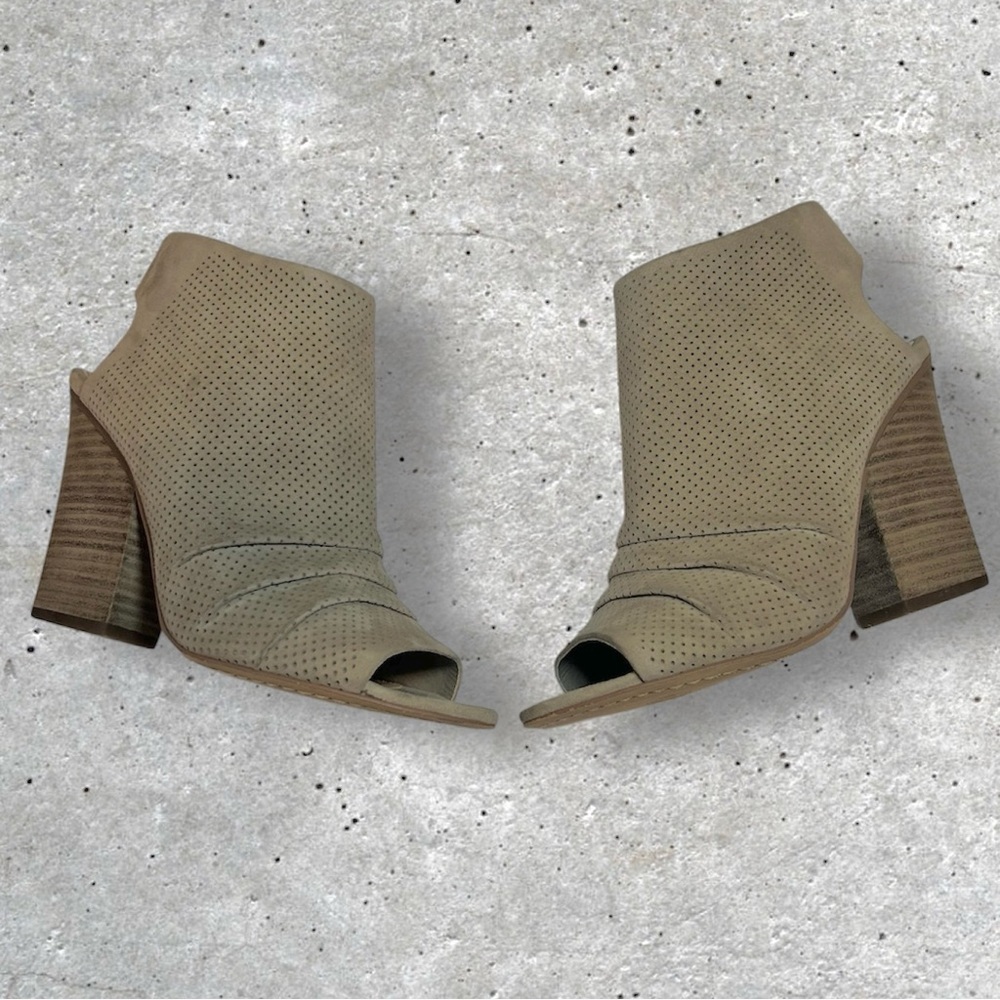 Vince Camuto Kentvi Suede peep toe booties. Size 7M - Picture 4 of 10